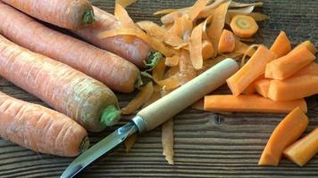 carottes fraîches et mûres sur fond de bois video