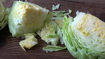 feuilles de salade fraîche de laitue iceberg.les motifs géométriques des feuilles à l'intérieur du coeur d'une salade de laitue lactuca sativa coupée et tranchée video