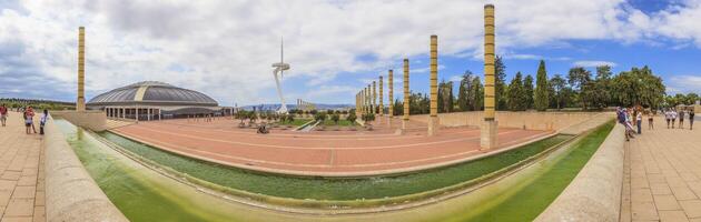 vistas a la plaza frente al estadio olímpico de barcelona foto