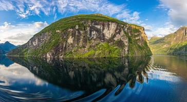 impresión de un crucero en el camino a través del fiordo de geiranger en noruega al amanecer en verano foto