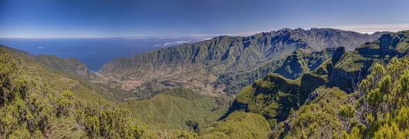 vista aérea sobre el pueblo de sao vicente en la isla portuguesa de madeira en verano foto