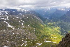 vista superior al fiordo de geiranger en noruega en verano foto
