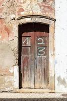 puerta de entrada vieja y sucia de una casa abandonada en portugal foto