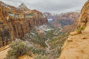 vista sobre pine creek del parque nacional zion en utah en invierno foto