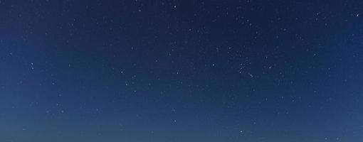 imagen del cielo estrellado sin nubes en la noche en el hemisferio norte foto