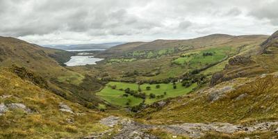 imagen panorámica del típico paisaje irlandés con prados verdes y montañas ásperas durante el día foto