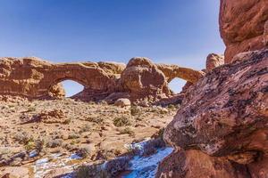 imagen panorámica de las maravillas naturales y geológicas del parque nacional arches en utah en invierno foto