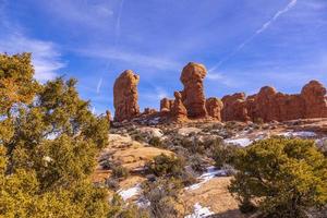 imagen panorámica de las maravillas naturales y geológicas del parque nacional arches en utah en invierno foto