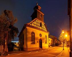 vista de la histórica iglesia protestante de walldorf en hesse durante la puesta de sol foto