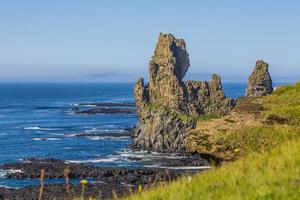 vista sobre la costa acantilada de londrangar en la península de snaefells en islandia en verano foto