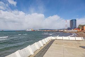 vista a lo largo del paseo marítimo hasta el puerto de punta arenas en chile durante el día foto