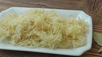 Sauerkraut in einem weißen Teller. hausgemachtes Sauerkraut. fermentiertes Essen. natürliches Probiotikum. video