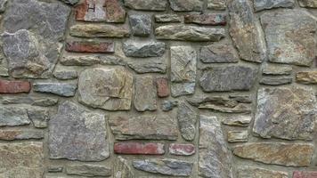 mur de maçonnerie de pierres ou de blocs multicolores video