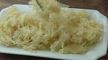 Sauerkraut in einem weißen Teller. hausgemachtes Sauerkraut. fermentiertes Essen. natürliches Probiotikum. video