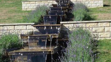 di legno irrigazione acqua canale. sistema di acqua cascata fatto di di legno grondaie montato su di legno poli nel parco. video