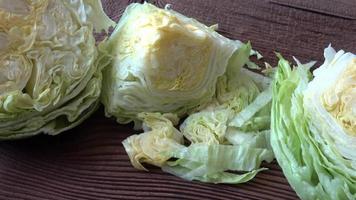 feuilles de salade fraîche de laitue iceberg.les motifs géométriques des feuilles à l'intérieur du coeur d'une salade de laitue lactuca sativa coupée et tranchée video