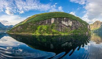 impresión de un crucero en el camino a través del fiordo de geiranger en noruega al amanecer en verano foto