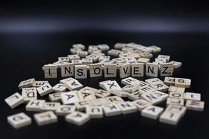 insolvenz - letras simbólicas - idioma alemán - fondo oscuro foto