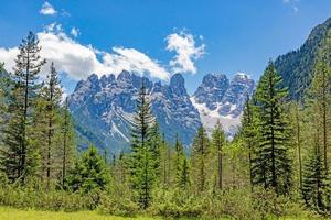 vistas al monte cristallo desde duerrensee en los alpes italianos durante el día foto