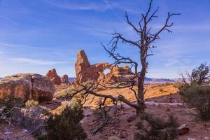 imagen panorámica de las maravillas naturales y geológicas del parque nacional arches en utah en invierno foto