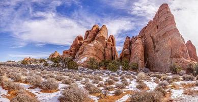 impresionante formación rocosa en el parque nacional arches en utah foto