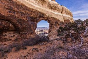 imagen panorámica de las maravillas naturales y geológicas del parque nacional arches en utah en invierno foto