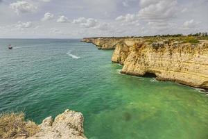 vistas a la típica playa de acantilados en la costa del algarve en portugal en verano foto