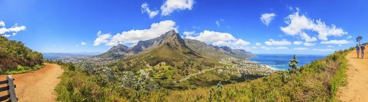 toma panorámica de ciudad del cabo y cabeza de leones de escalada de montaña de la mesa foto