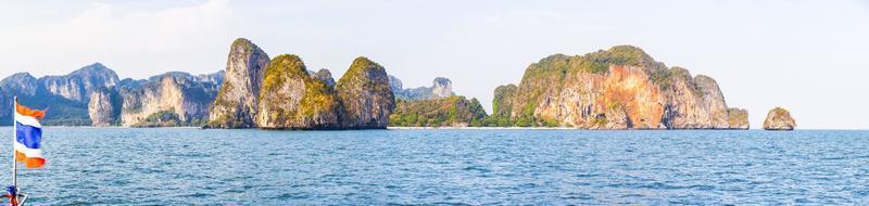 viaje entre las islas de krabi durante el día foto