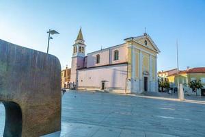 panorama sobre la plaza del mercado central en porec a la luz de la mañana foto