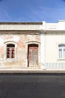 contraste entre la casa vieja y sucia, así como la nueva y pintada en portugal foto