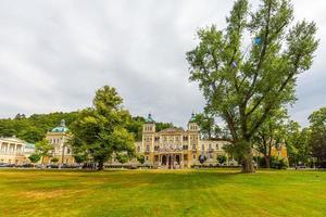 vistas al parque central y al histórico salón de recepción de la ciudad balneario checa de marienbad en verano foto