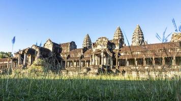 místicas y famosas ruinas de Anchor Wat en Camboya sin gente en verano foto