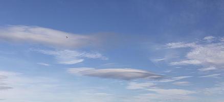 imagen de un cielo parcialmente nublado y parcialmente despejado durante el día