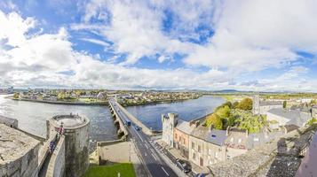 vista panorámica sobre el río shannon y el puente thomond desde la muralla de la ciudad de limerick durante el día foto