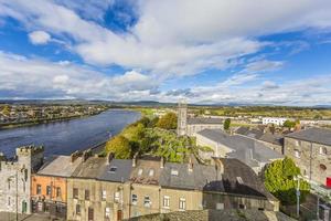 vista sobre el casco antiguo de limerick desde la muralla de la ciudad en verano foto