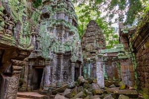 místicas y famosas ruinas de Anchor Wat en Camboya sin gente en verano foto