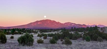 la luna llena se eleva sobre el pico humphreys cerca del gran cañón en arizona por la noche en invierno foto
