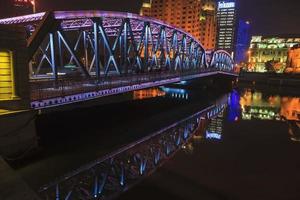 vista sobre el colorido puente waibaidu iluminado en shanghai por la noche foto