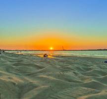 escena de playa en dubai durante la puesta de sol foto