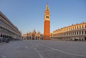 imagen de plaza san marco en venecia con campanile y st. marcus basilika durante el encierro de crona sin gente foto