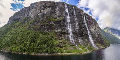 vista a las cascadas de siete hermanas en el fiordo de geiranger desde un crucero foto