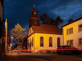 vista de la histórica iglesia protestante de walldorf en hesse durante la puesta de sol foto