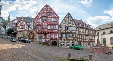 histórica fachada de entramado de madera en la ciudad medieval alemana de miltenberg durante el día foto