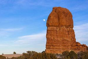 imagen panorámica de impresionantes formaciones de arenisca en el parque nacional arches por la noche en invierno foto