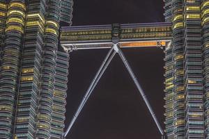 vista del puente peatonal entre las torres petronas foto