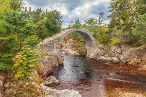 vista del puente más antiguo de escocia foto
