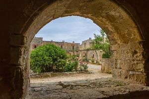 vistas al jardín del monasterio arkadi en la isla griega de creta en verano foto