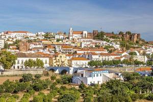 imagen panorámica del pueblo medieval silves en el sur de portugal en verano foto