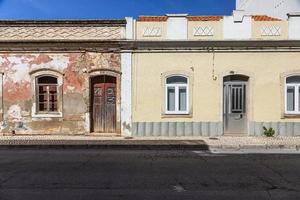 contraste entre la casa vieja y sucia, así como la nueva y pintada en portugal foto